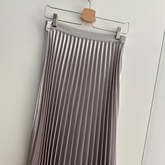 MAX | Brand new metallic pleated skirt - Picture 2 of 8